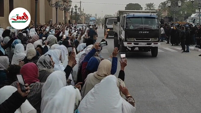 مشاهد مؤثرة لنساء بالحايك بفجيج تودعن الشاحنات المضربة في احتجاجات الساكنة ضد "تفويت الماء"
