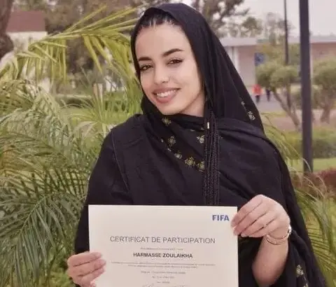 زليخة هرماس.. أول حكمة من الصحراء المغربية تنال الشارة الدولية للفيفا