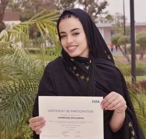 زليخة هرماس.. أول حكمة من الصحراء المغربية تنال الشارة الدولية للفيفا