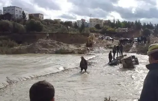 سيول وادي بني مكادة بطنجة تتسبب في مصرع شخص والسلطات تنقذ آخر (صورة)