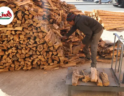 بائعو الحطب يكشفون أسباب ضعف الإقبال على شراء حطب التدفئة بمراكش