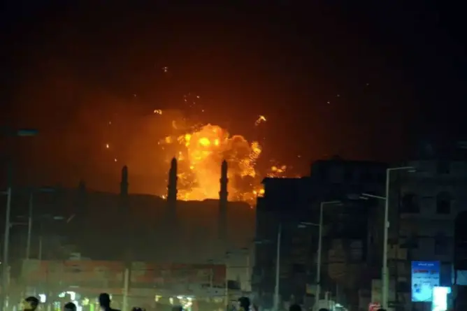 هجوم أمريكي بريطاني واسع على مواقع باليمن .. والحوثيون يتوعدن بالرد