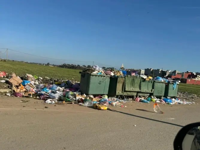 تراكم الأزبال في الشوارع يدفع ساكنة “وادي الشراط” لمراسلة عامل بنسليمان