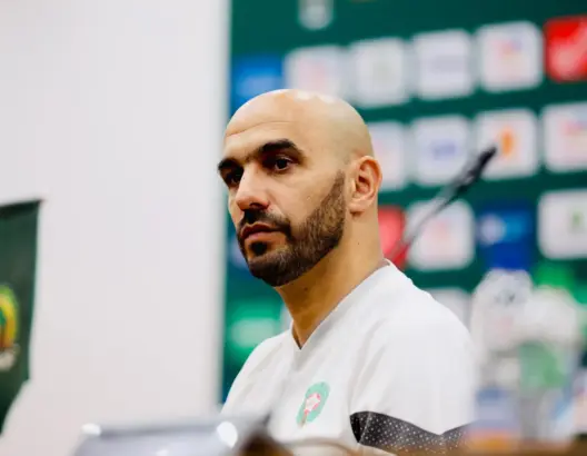 الركراكي يبرر الأداء الباهت للأسود أمام زامبيا ويرد على غضب زياش والنصيري