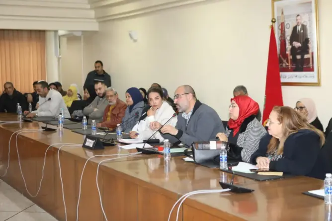 صراخ وإغماءات بمقاطعة سيدي بليوط بالبيضاء.. والأغلبية تقاطع دورة يناير (فيديو)