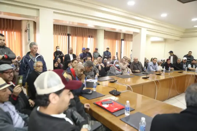 البنايات الآيلة للسقوط تشعل الصراع بأغنى مقاطعات البيضاء.. والرئيسة تقاطع الدورة