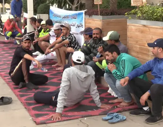 عمال الإنعاش الوطني يحتجون أمام بلدية أكادير (فيديو)