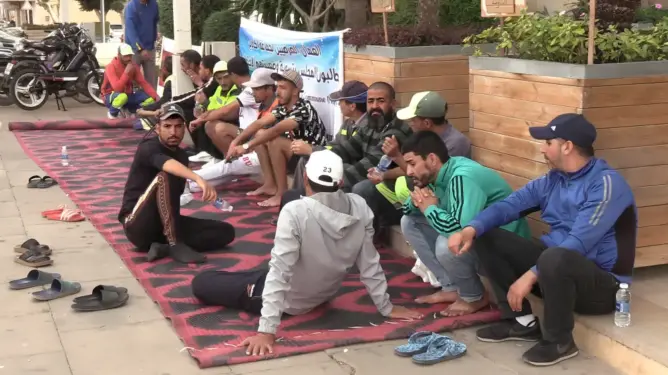 عمال الإنعاش الوطني يحتجون أمام بلدية أكادير (فيديو)