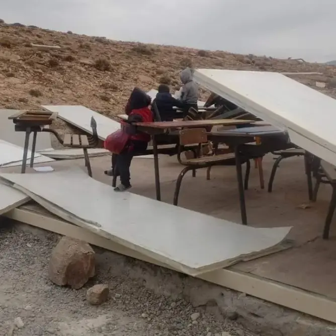 الرياح تقسو على ضحايا زلزال الحوز وتقلع خيامهم السكنية وحجرات الدراسة (صور)