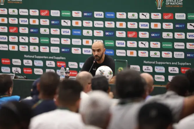 الركراكي: نريد ضمان الصدارة بغض النظر عن المنافس المقبل.. ويجب احترام التنافس الشريف
