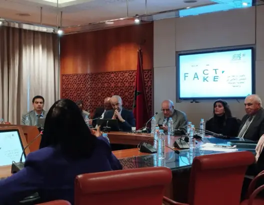 نواب يطالبون بالتشدد مع الأخبار الزائفة مستحضرين ملف “إسكوبار الصحراء” و”كلب الخميسات”