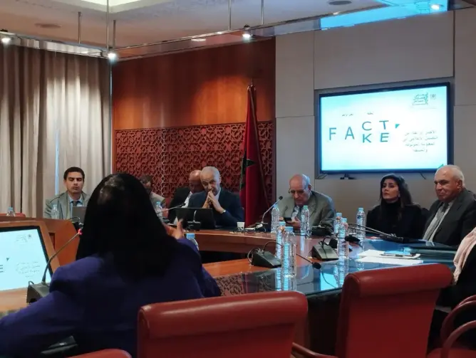 نواب يطالبون بالتشدد مع الأخبار الزائفة مستحضرين ملف “إسكوبار الصحراء” و”كلب الخميسات”