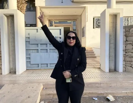 أستاذة تعتصم أمام أكاديمية سوس ماسة رفضا لقرار توقيفها (فيديو)