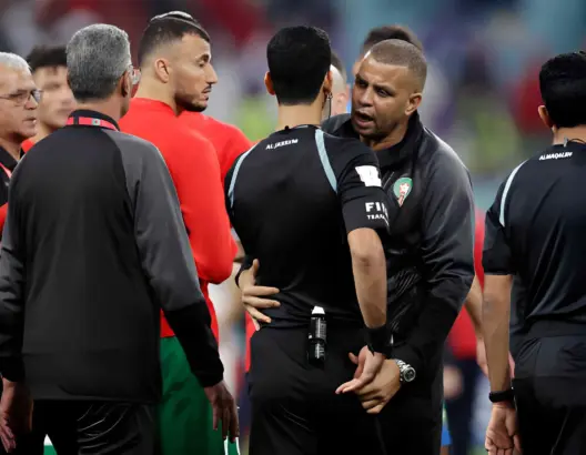 مساعد الناخب الوطني، رشيد بنمحمود، وقائد المنتخب الوطني المغربي، رومان سايس