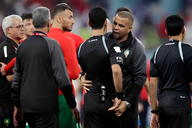 مساعد الناخب الوطني، رشيد بنمحمود، وقائد المنتخب الوطني المغربي، رومان سايس