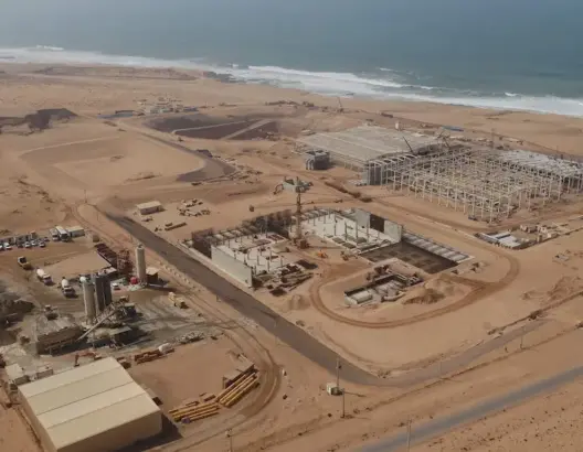 تساؤلات ترافق عدم انخراط شركات بيع الماء والمشروبات الكحولية في مشاريع تحلية مياه البحر