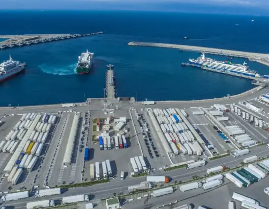 بلوكاج بميناء طنجة المتوسط يربك حركة شاحنات النقل الدولي ويسائل إدارة الميناء