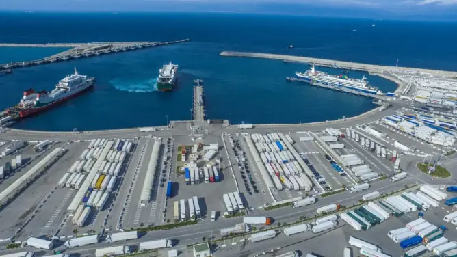 بلوكاج بميناء طنجة المتوسط يربك حركة شاحنات النقل الدولي ويسائل إدارة الميناء