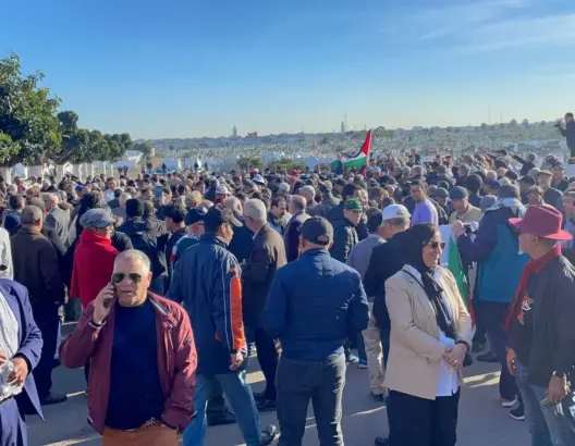 بحضور الأمير مولاي رشيد ورفع أعلام فلسطين.. جنازة مهيبة للمناضل آيت إيدر بالبيضاء (فيديوهات)
