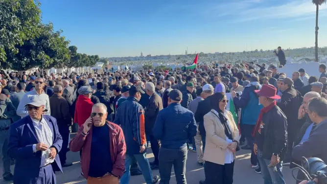 بحضور الأمير مولاي رشيد ورفع أعلام فلسطين.. جنازة مهيبة للمناضل آيت إيدر بالبيضاء (فيديوهات)