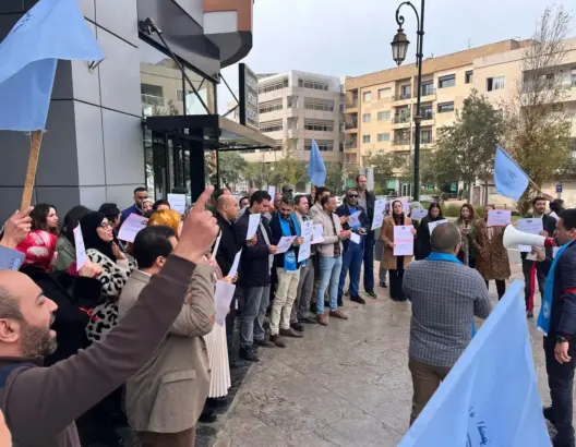 رفاق مخاريق يواصلون التظاهر لإنصاف مستخدمي الوكالة الوطنية للتأمين الصحي
