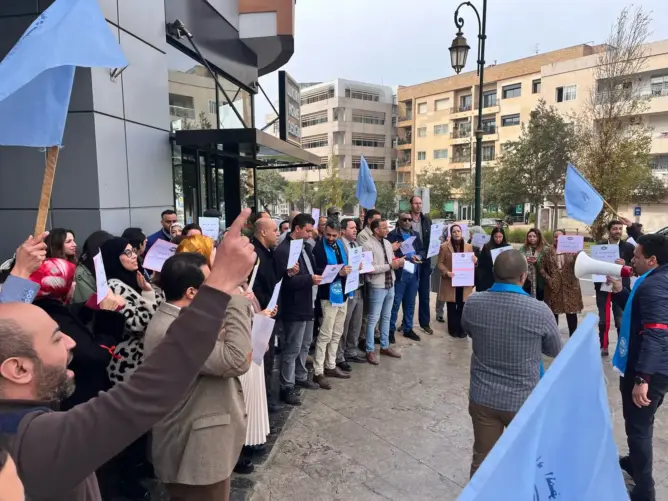 رفاق مخاريق يواصلون التظاهر لإنصاف مستخدمي الوكالة الوطنية للتأمين الصحي