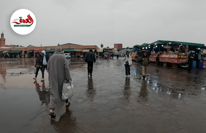 الأمطار تنعش مدينة مراكش وجامع الفنا يواصل جذب السياح رغم التساقطات