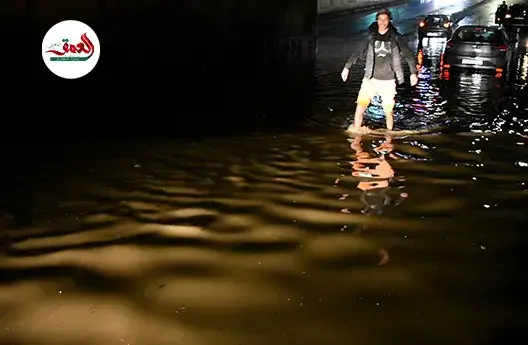 سائحان عالقان في سيارتهما تحت قنطرة غمرتها المياه بفاس