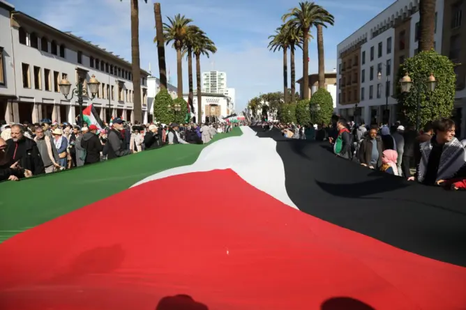 مسيرة الرباط.. شخصيات وهيئات مغربية تدعم صمود غزة وتدعو لإسقاط التطبيع (فيديو)
