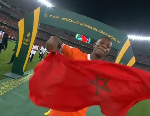 حملوا العلم المغربي.. الإيفواريون يعترفون بفضل المغرب في تتويجهم القاري