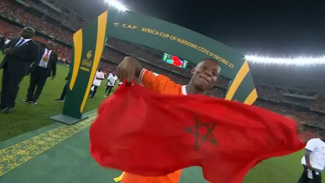 حملوا العلم المغربي.. الإيفواريون يعترفون بفضل المغرب في تتويجهم القاري