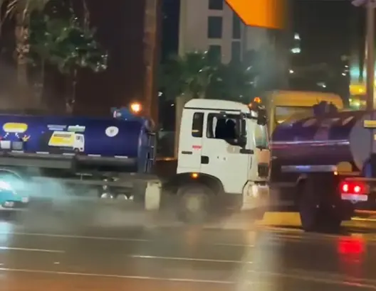 تحت الأمطار.. “ميكومار” تغسل شوارع طنجة بالمياه وتثير جدلا حول “ترشيد الماء” (فيديو)