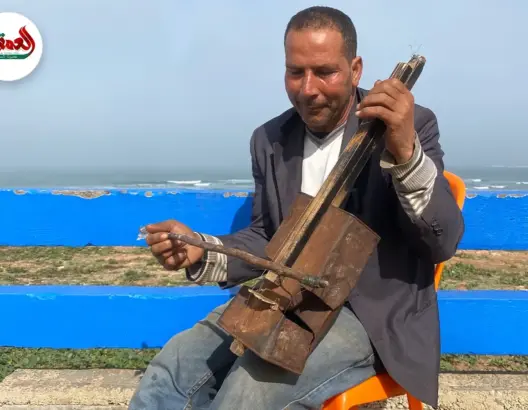 صنع “كمانجة” من خيوط الصيد وفرامل دراجة.. هذه قصة نجم “التيكتوك”