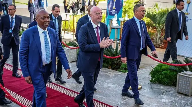 أزمة غير مسبوقة تهز “فيفا”.. إنفانتينو يحتمي بدعم إفريقيا بعد اجتماع المغرب وسط تصاعد دعوات رحيله