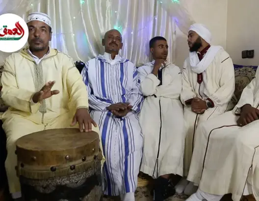 في جلسة لأبناء دوار السفالات بزاكورة.. قصيدة من فن الرسمة تعالج موضوع البر والاحسان بالوالدين