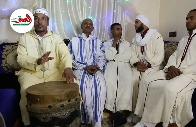 في جلسة لأبناء دوار السفالات بزاكورة.. قصيدة من فن الرسمة تعالج موضوع البر والاحسان بالوالدين