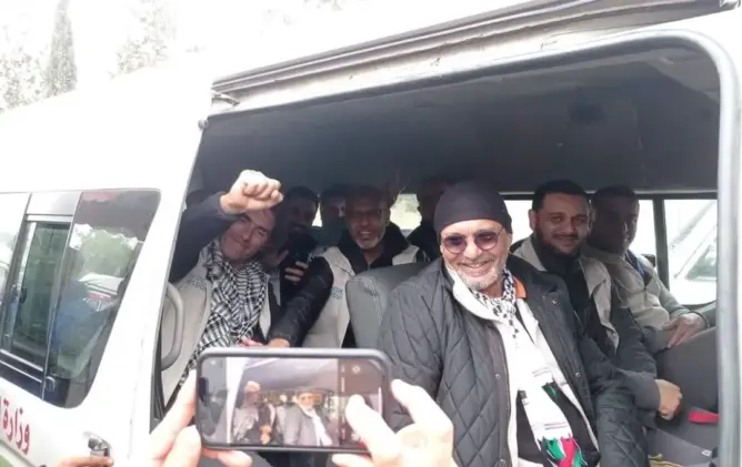 بعد تجربة أولى مليئة بقصص المعاناة.. الطبيب المغربي لهنا يعود إلى غزة لعلاج المصابين