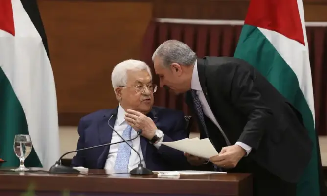 رئيس الوزراء الفلسطيني يقدم استقالة حكومته للرئيس محمود عباس