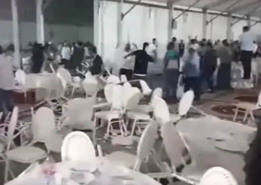 التراشق بالصحون في مؤتمر حزب الاستقلال 17