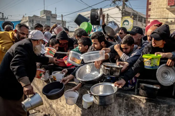 بوريل: غزة تعيش أكبر تطهير عرقي منذ الحرب العالمية.. والأمم المتحدة: تجويع المدنيين جريمة حرب