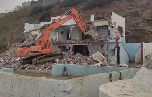 هدم بنايات فوق الملك البحري بمدن ساحلية يواصل إثارة الجدل.. والملف يصل البرلمان