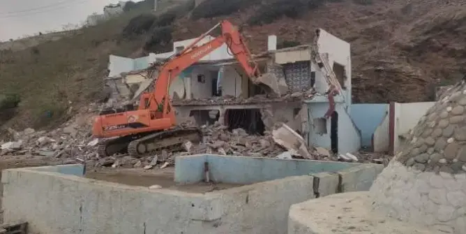 هدم بنايات فوق الملك البحري بمدن ساحلية يواصل إثارة الجدل.. والملف يصل البرلمان