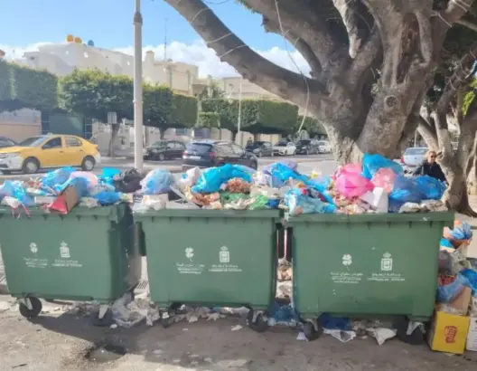 إضراب عمال النظافة يُغرق تطوان في الأزبال.. والمعارضة تتهم رئيس الجماعة بـ”الفشل”