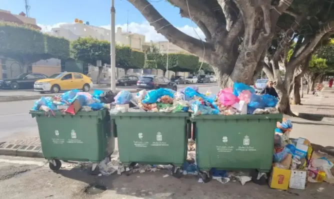 إضراب عمال النظافة يُغرق تطوان في الأزبال.. والمعارضة تتهم رئيس الجماعة بـ”الفشل”