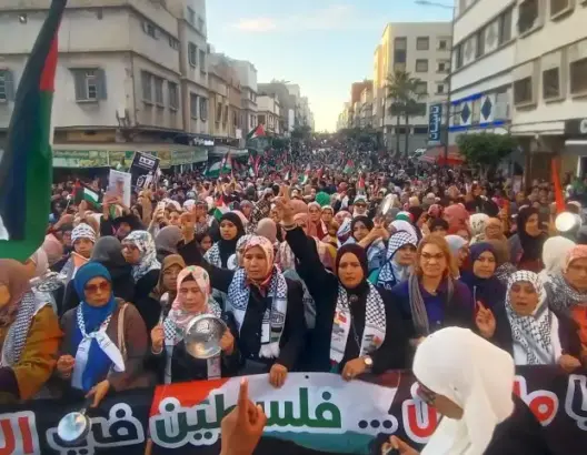آلاف المغاربة يقرعون الأواني بمدن المملكة تنديدا بتجويع سكان غزة (صور)
