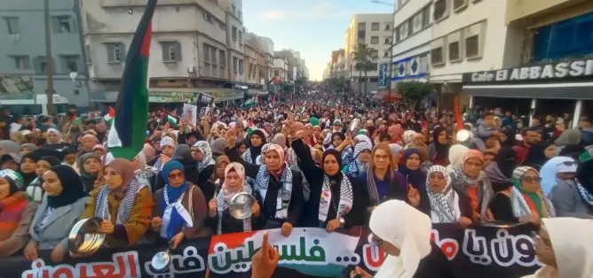 آلاف المغاربة يقرعون الأواني بمدن المملكة تنديدا بتجويع سكان غزة (صور)