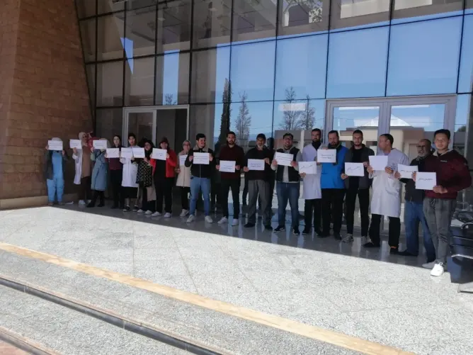 احتجاج بمستشفى دمنات لاستعادة الإطار الوظيفي “المسروق”