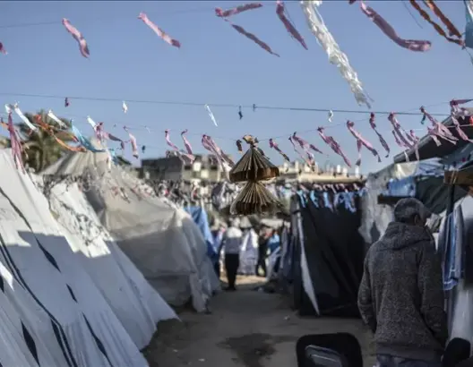 رغم الحرب.. نازحون بغزة يصرّون على إسعاد أطفالهم بتزيين خيامهم في رمضان