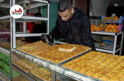 شاب بفاس يتحدى البطالة ببيع “الكنافة السورية”