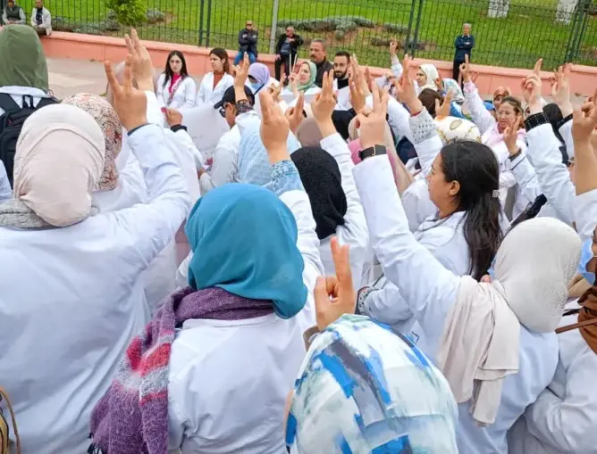 ممرضون متعاقدون يطالبون أخنوش بإنصافهم